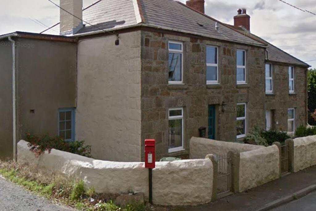 Cosy 2-Bedroom Family Cottage Centrally Located. Leedstown Экстерьер фото