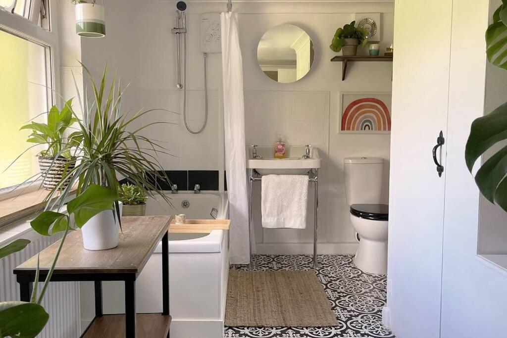 Cosy 2-Bedroom Family Cottage Centrally Located. Leedstown Экстерьер фото
